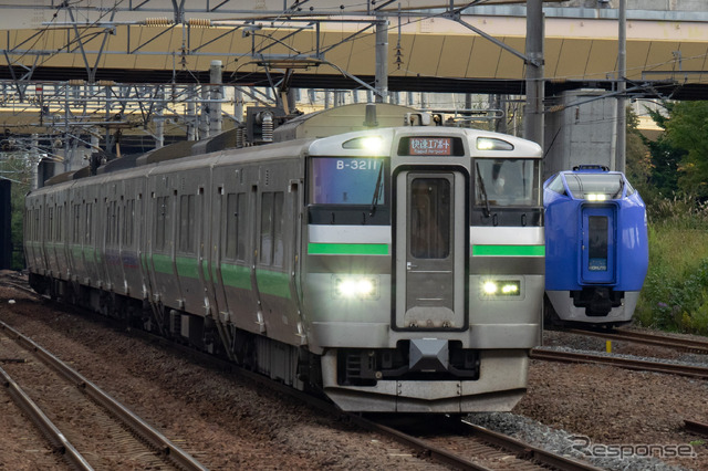 若干遅延したため、新千歳空港駅から南千歳駅に進入する快速『エアポート133号』と一瞬並走した7D『北斗7号』。本来ならありえないシーンだ。千歳線南千歳。2022年9月30日。