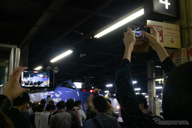 『北斗19号』の到着後。スマートフォンを片手に思い思いのショットを撮る女性。函館本線札幌。2022年9月30日。