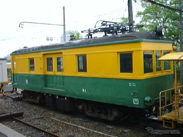新潟交通の電動貨車モワ51。貨物室付き電車という存在で国鉄貨車の牽引にも使われたが、貨物輸送廃止後は除雪車の牽引が主体となった。旧月潟駅に保存されている。1998年5月30日。