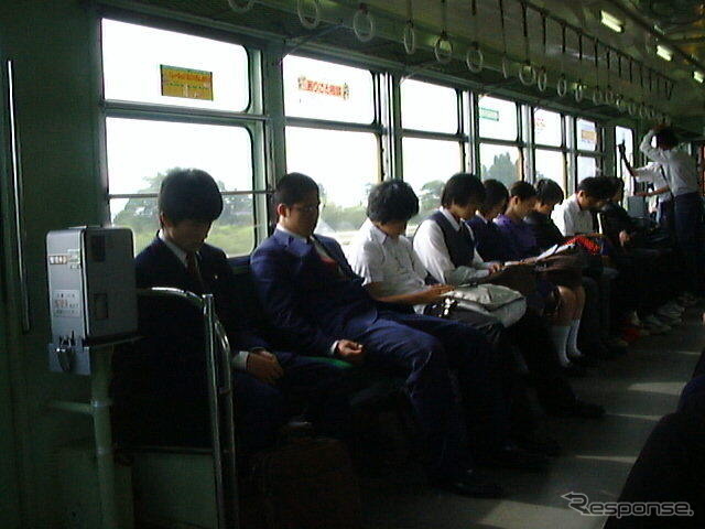 ロングシートだった車内。1998年5月30日。