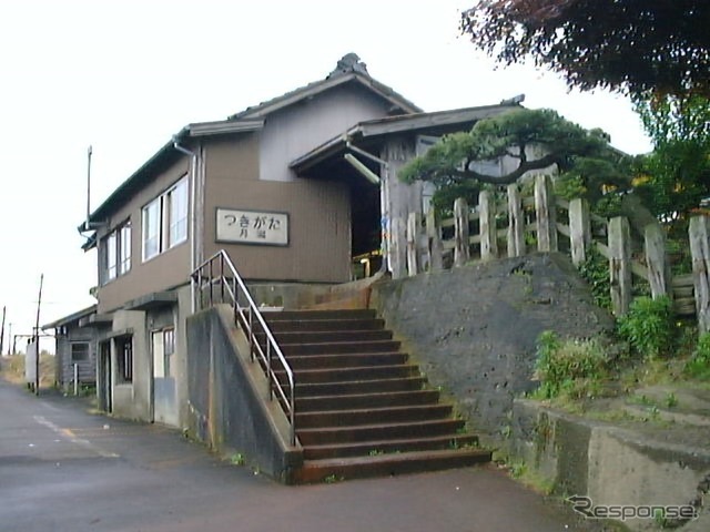 現役時代の月潟駅。戦前に建てられた木造駅舎で、通常は非公開。1998年5月30日。