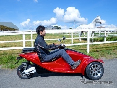 ソレックスEVリバーストライクRT-01 ※イメージ撮影のためフロントスクリーン(標準装備)を外してある。走行時にはヘルメット着用を推奨。