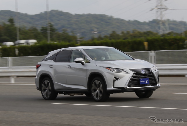 前後左右の駆動力分配を可能とする車両運動制御ユニットが搭載されたレクサス『RX』の試作車