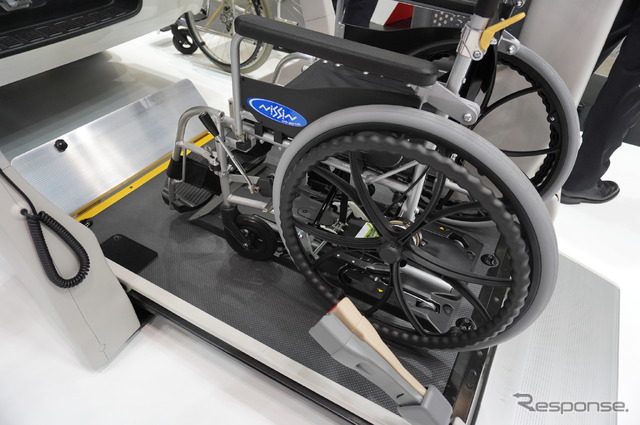 トヨタ自動車:車いすワンタッチ固定装置(国際福祉機器展2022)