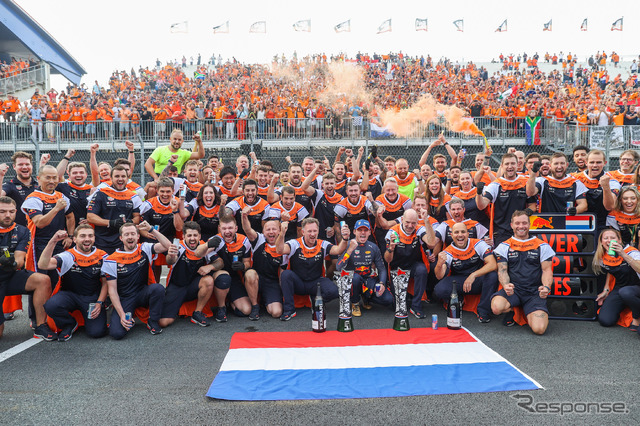 フェルスタッペンの“母国GP”2年連続制覇をチーム、観客らが一体になって祝う(2022年オランダGP)。