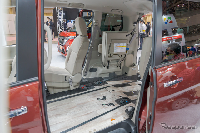 チェアキャブスロープタイプのセレナは、広い室内空間をいかし、最大車イスが2台収納できる。