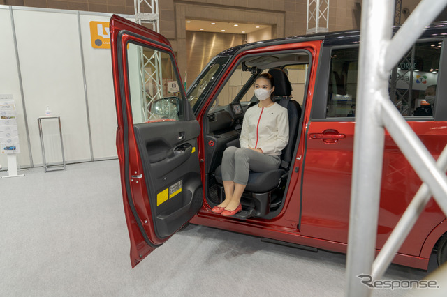 車外方向にシートが回転。