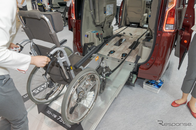 運転席と助手席下の部分からベルトを伸ばし車イスに固定すれば、ベルトが電動で巻き上げられるため、積み上げが簡単にできる。積み上げは車イスに利用者が乗ったままでも可能。