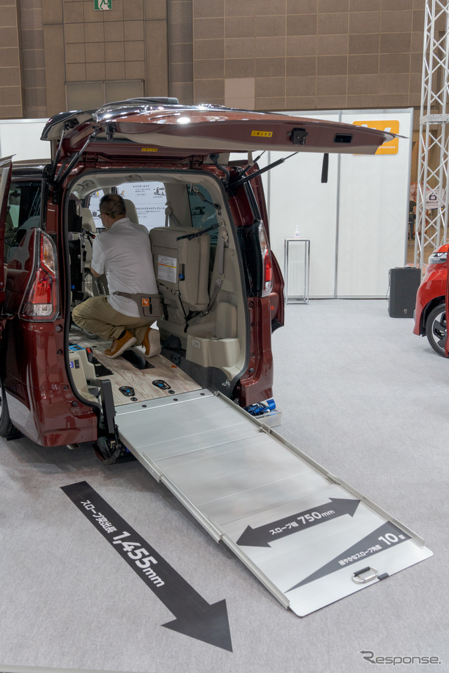 スロープの角度がなだらかになるように、車高が80mm下がるようになっている。
