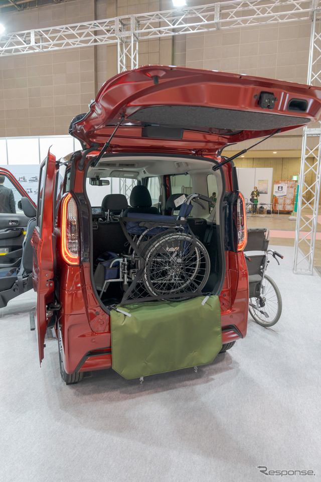 折りたたんだ車イスを収納できる。