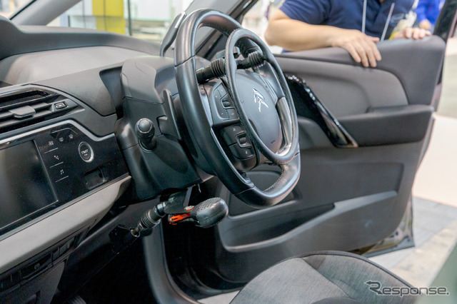 実車に取り付けられたプッシュタイプエレクトロニックアクセルリング&ブレーキレバー。