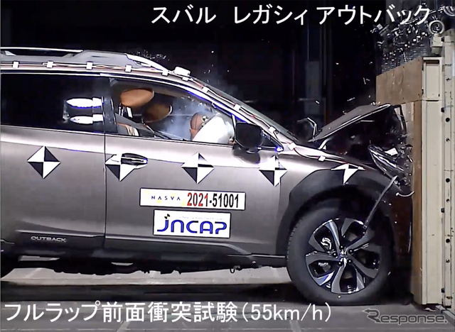 「ナスバ(独立行政法人 自動車事故対策機構)」がYouTubeにて公開している、「自動車アセスメント」にて実施されたスバル・レガシィアウトバックのテスト動画の1シーン。