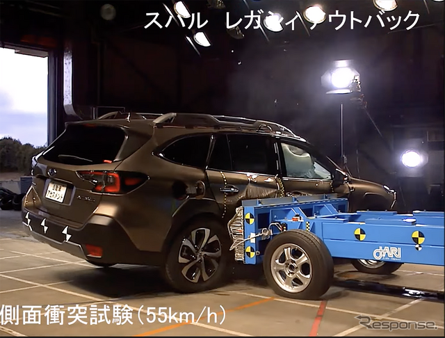 「ナスバ(独立行政法人 自動車事故対策機構)」がYouTubeにて公開している、「自動車アセスメント」にて実施されたスバル・レガシィアウトバックのテスト動画の1シーン。