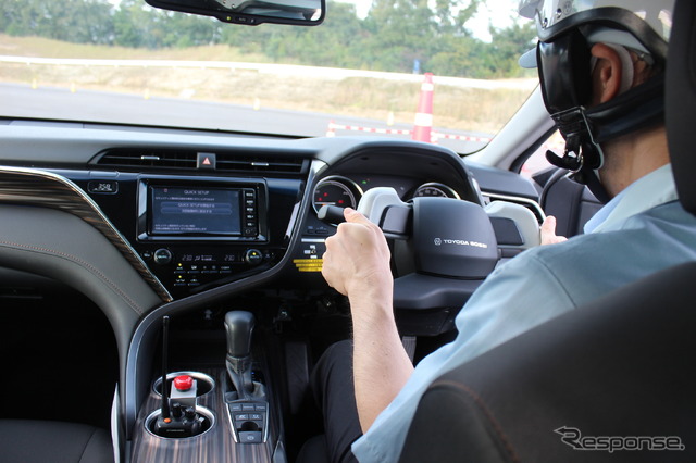 「J-EPICS」評価用試作車のトヨタ『カムリ』に搭載されていた異形ステアリング