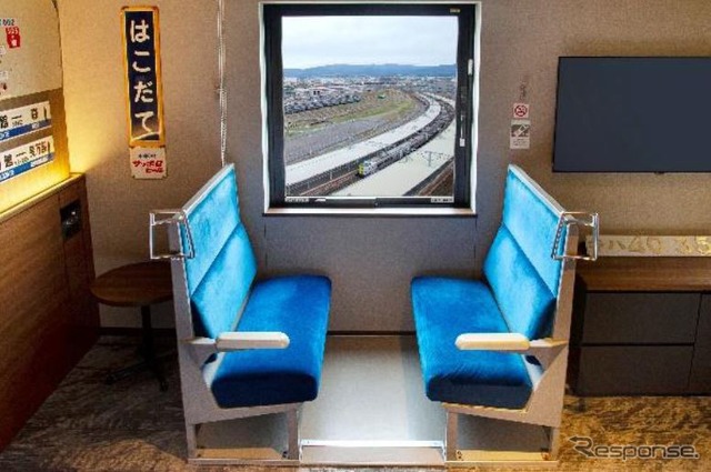 キハ40のボックスシートからは函館駅を出入りする現役のキハ40を眺めることができる。