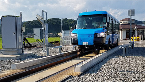 鉄路と道路の切換え点であるモードチェンジを通過するDMV。