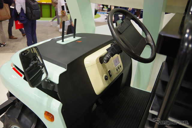 手動による運転もおこなうためハンドルも備わる