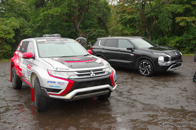 2013年から3年間、アジアクロスカントリーに参戦したアウトランダー PHEV(左)と現行アウトランダーPHEV(右)