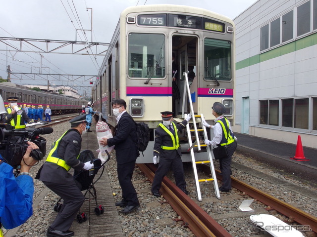 京王電鉄・総合事故復旧訓練：旅客（ベビーカー）の避難誘導