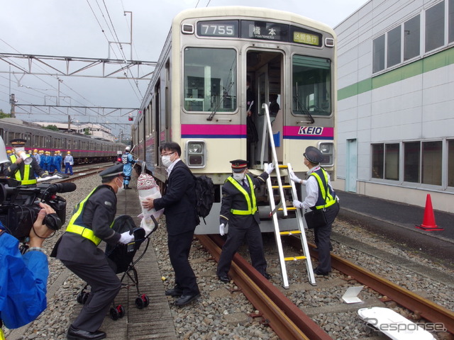 京王電鉄・総合事故復旧訓練:旅客(ベビーカー)の避難誘導