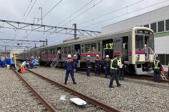 京王電鉄・総合事故復旧訓練：旅客の避難誘導