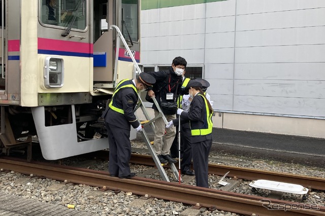 京王電鉄・総合事故復旧訓練:旅客(白杖使用者)の避難誘導