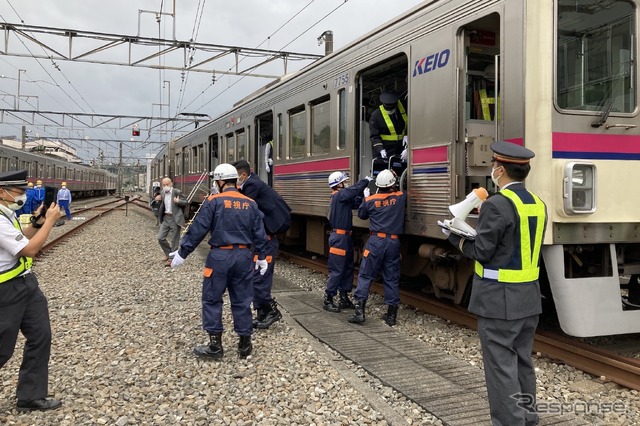 京王電鉄・総合事故復旧訓練:旅客(車椅子使用者)の避難誘導