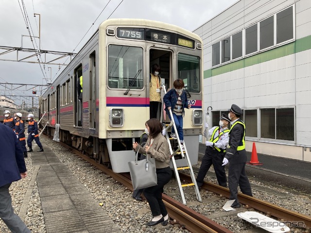 京王電鉄・総合事故復旧訓練：旅客の避難誘導