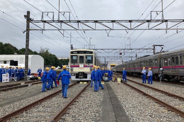 京王電鉄・総合事故復旧訓練:実際に脱線させてある車両の復線(復旧)作業