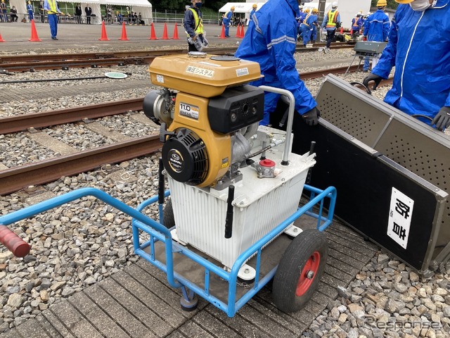 京王電鉄・総合事故復旧訓練：ジャッキを作動させる油圧ポンプ。エンジンはスバル製だ