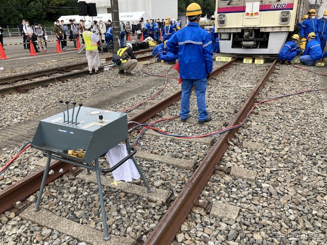 京王電鉄・総合事故復旧訓練：ジャッキを作動させる油圧制御