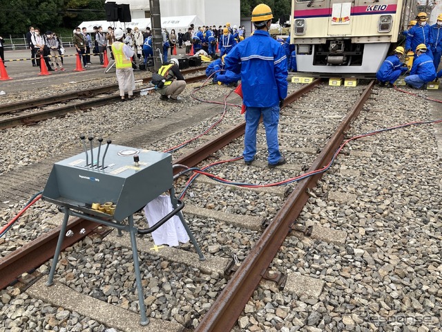 京王電鉄・総合事故復旧訓練:ジャッキを作動させる油圧制御
