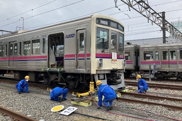 京王電鉄・総合事故復旧訓練:復線作業。横方向への移動。台車が回転しないようにベルト(緑)で固定してある。