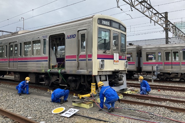 京王電鉄・総合事故復旧訓練：復線作業。横方向への移動。台車が回転しないようにベルト（緑）で固定してある。