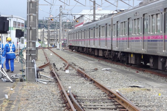 京王電鉄・総合事故復旧訓練:断線したレール
