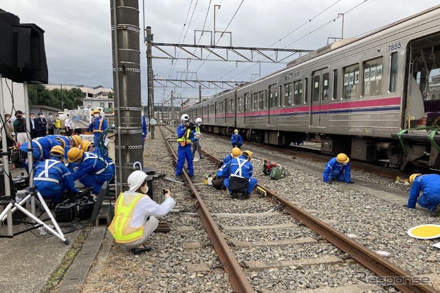 京王電鉄・総合事故復旧訓練:断線したレールの復旧。各訓練項目は並行して実施されるものもあった。