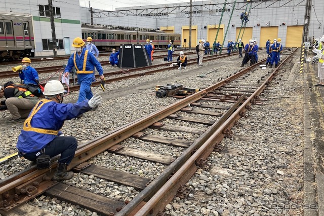 京王電鉄・総合事故復旧訓練:レールの位置決め。