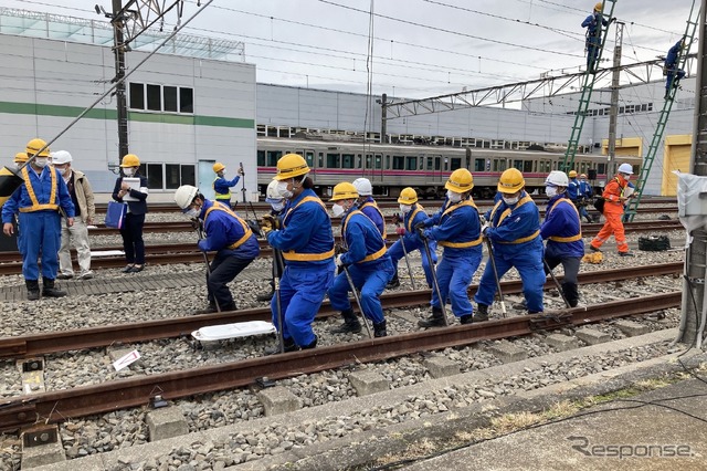京王電鉄・総合事故復旧訓練:レールの位置決め。掛け声は「ヨッコイ!」