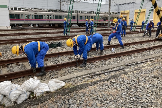 京王電鉄・総合事故復旧訓練:ボルト締め