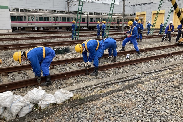 京王電鉄・総合事故復旧訓練：ボルト締め