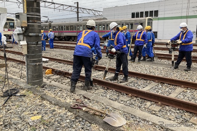 京王電鉄・総合事故復旧訓練:道床搗固