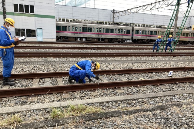 京王電鉄・総合事故復旧訓練:レール位置の測定・確認