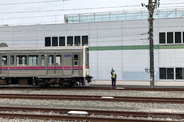 駅員の手旗信号で事故列車がふたたび走り出す。