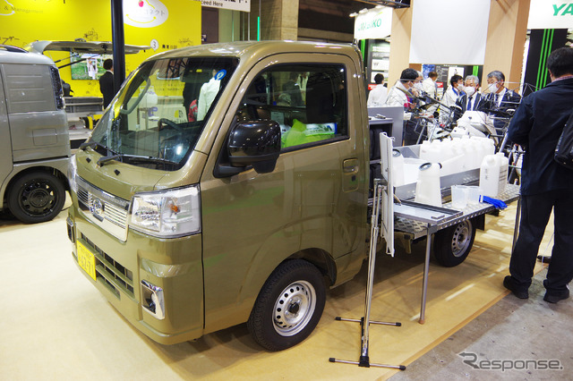 農業用ドローンの積み下ろしを簡易にできる装置を搭載したダイハツ ハイゼットトラック