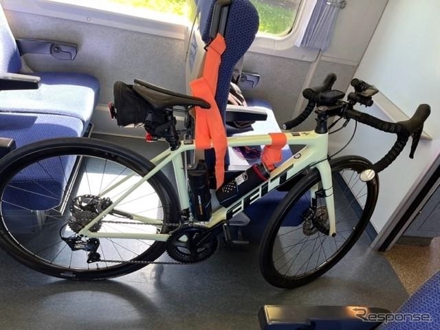 自転車の車内固定イメージ:10000系。固定用のベルトは乗車時に用意される。