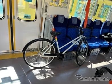 自転車の車内固定イメージ:40000系。固定用のベルトは乗車時に用意される。