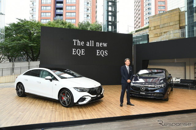 メルセデスベンツ EQE(左)とEQS。中央はメルセデス・ベンツ日本の上野金太郎社長