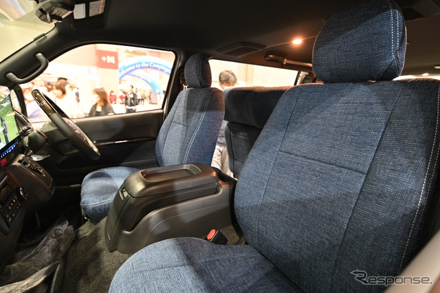 ユーアイビークル「フリースタイルパケージ キャンピングスタイル」の運転席と助手席