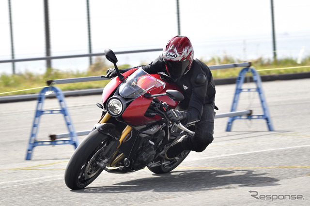 トライアンフ・スピードトリプル1200RR