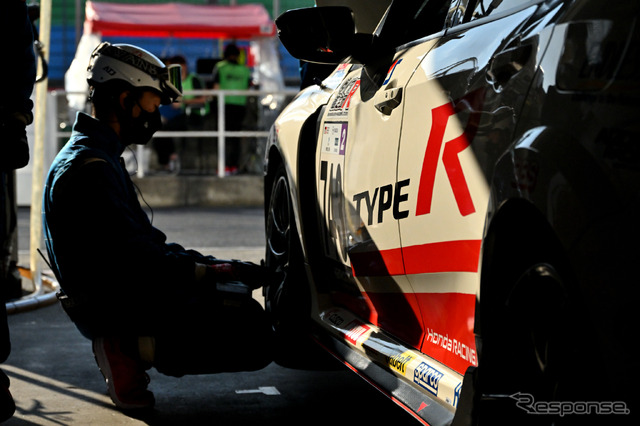 743号車Honda R&D Challenge FK8と若手エンジニア達